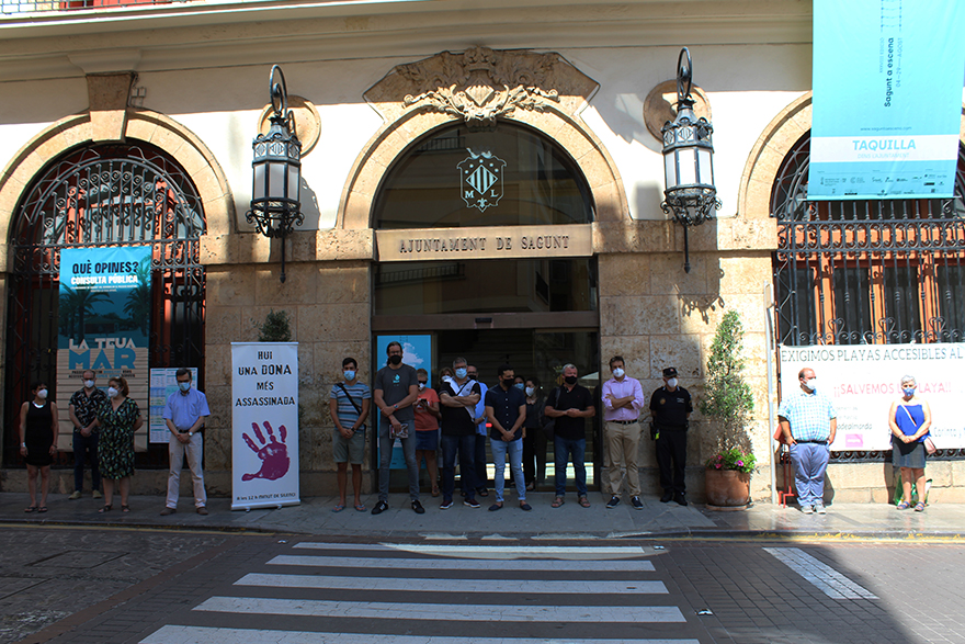 Sagunto guarda un minuto de silencio en señal de condena y repulsa por el presunto asesinato machista perpetrado en Cambrils, Tarragona