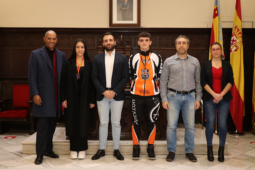 El Ayuntamiento recibe al Club Lordboxing Puerto de Sagunto en reconocimiento a sus recientes éxitos