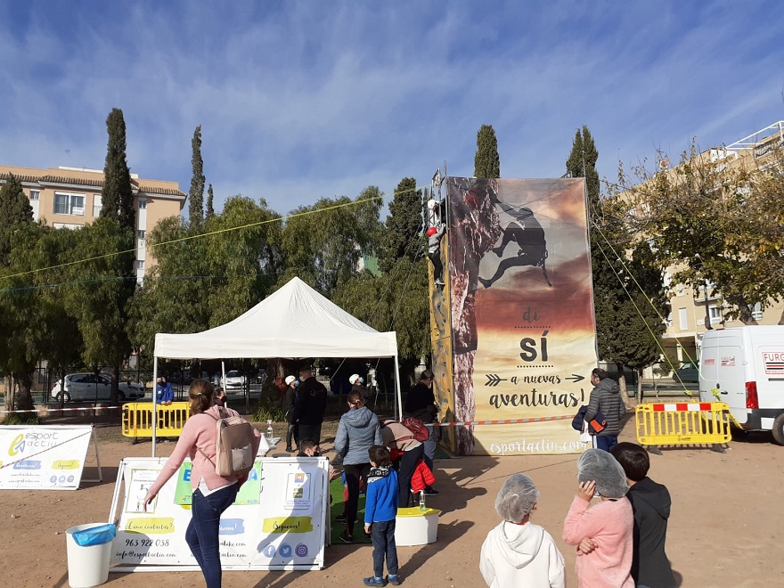 Éxito de participación en la primera jornada de la Fira de Nadal de la Concejalía de Juventud e Infancia 