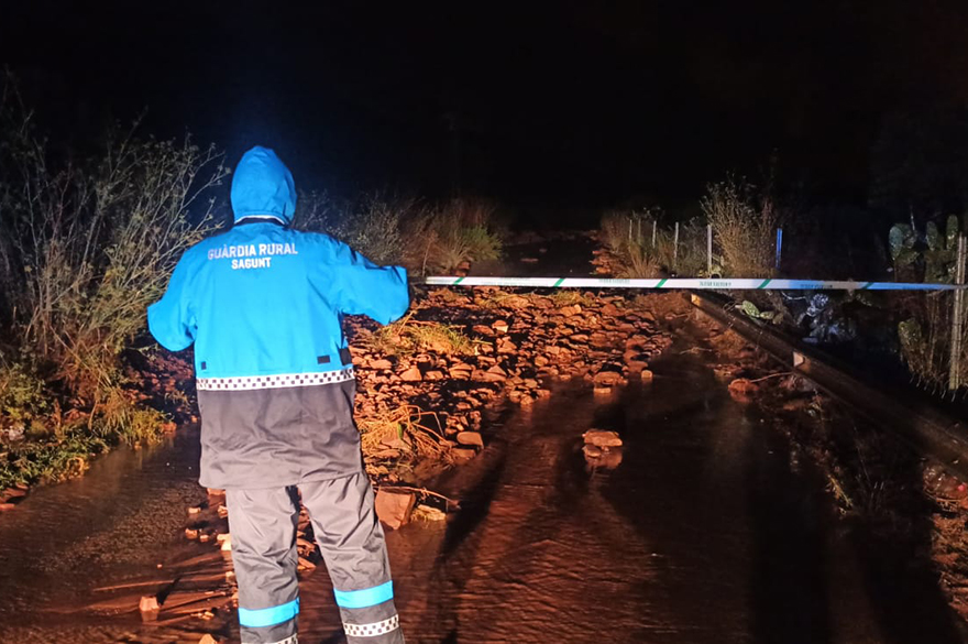 La Guardia Rural realiza un turno de servicio extraordinario para controlar caminos y zonas en riesgo de inundaciones durante la pasada madrugada