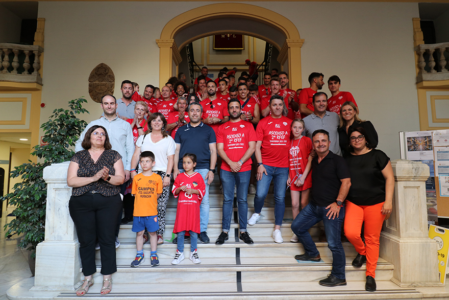 El Ayuntamiento de Sagunto festeja con el Atlético Saguntino su ascenso a Segunda RFEF