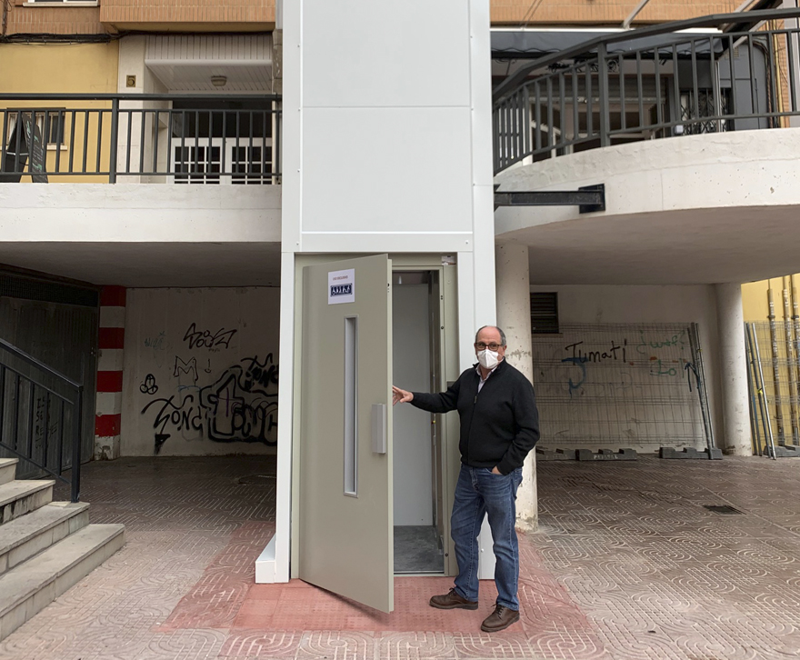 Mantenimiento instala un ascensor en la plaza de la Travessa 