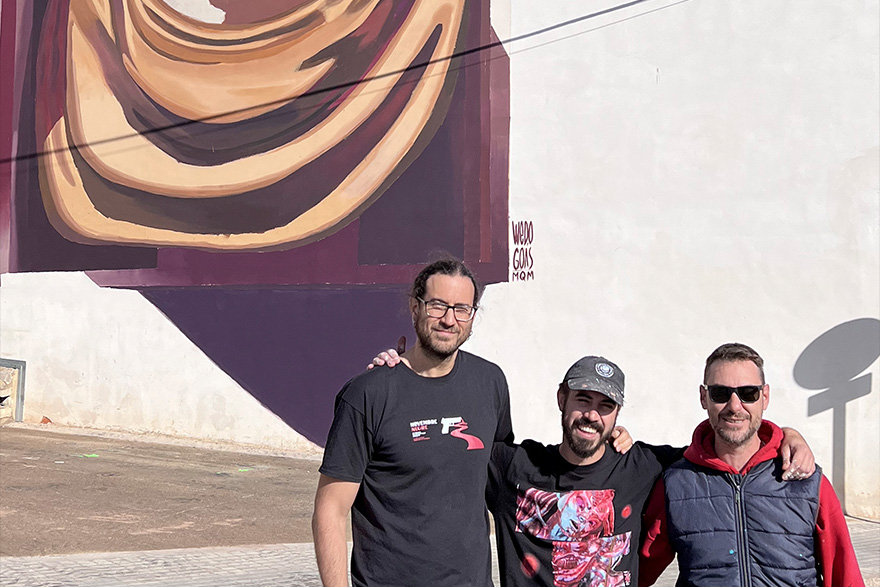 El artista Wedo acaba el último de los murales de la séptima edición del Més que Murs