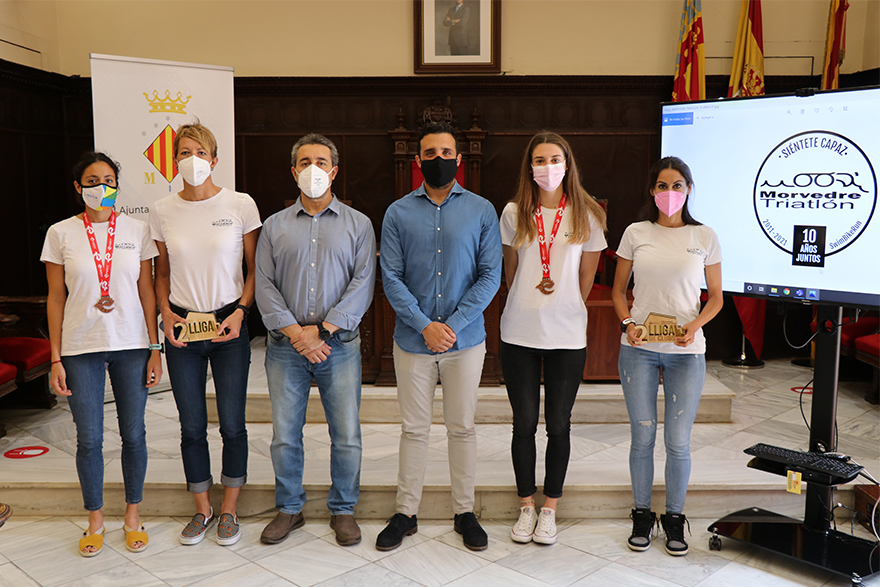 El Ayuntamiento recibe al equipo femenino del Club Morvedre Triatlón tras su bronce en el campeonato nacional de La Nucía