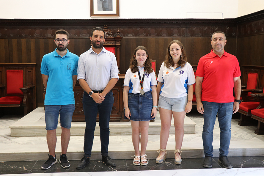 El Ayuntamiento de Sagunto recibe a la ajedrecista Leire Roldán por su medalla de oro