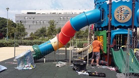 La delegación de Mantenimiento repara los daños de la zona de juegos infantiles de la plaza Juan Pablo II