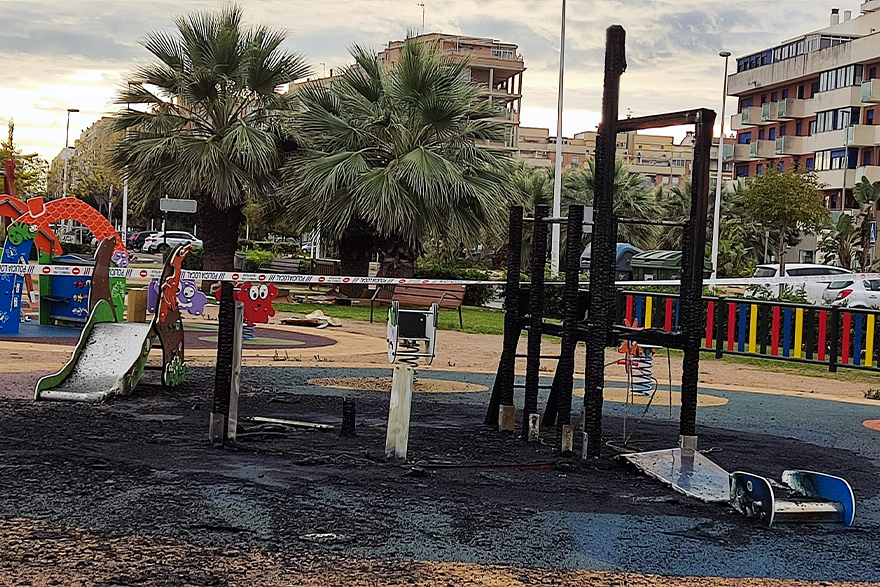 Un acto vandálico deja calcinado el juego infantil del barco junto a la Casa de Noguera 