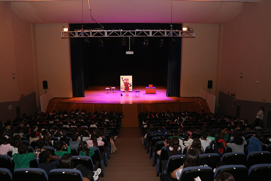 La campaña municipal 'Anem al teatre' acerca las artes escénicas a más de cinco mil estudiantes de Sagunto 