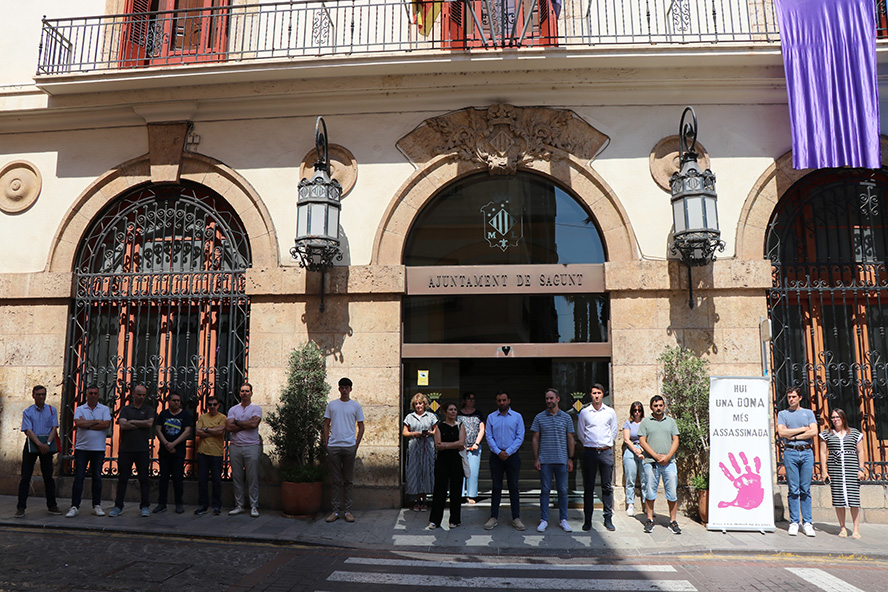 Silencio a las puertas de los edificios municipales por el presunto asesinato machista perpetrado en Almería