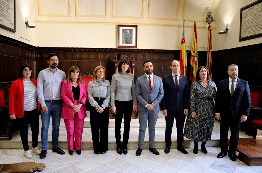 La ministra de Ciencia e Innovación firma en el Libro de Honor de Sagunto y visita a una empresa puntera del municipio