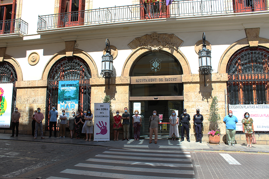 Sagunto guarda un minuto de silencio en señal de condena y repulsa por el presunto asesinato machista perpetrado en Burriana