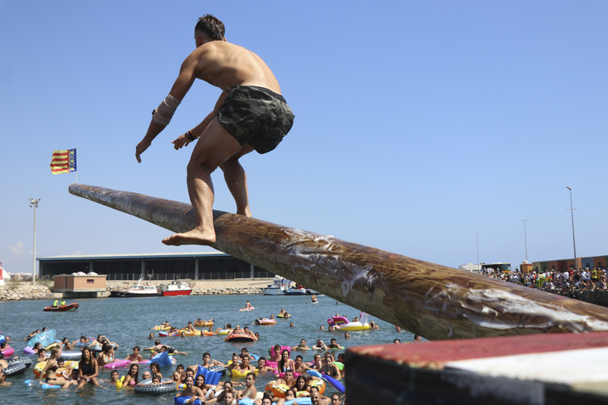 El Pleno aprueba la ordenanza de las cucañas marítimas 