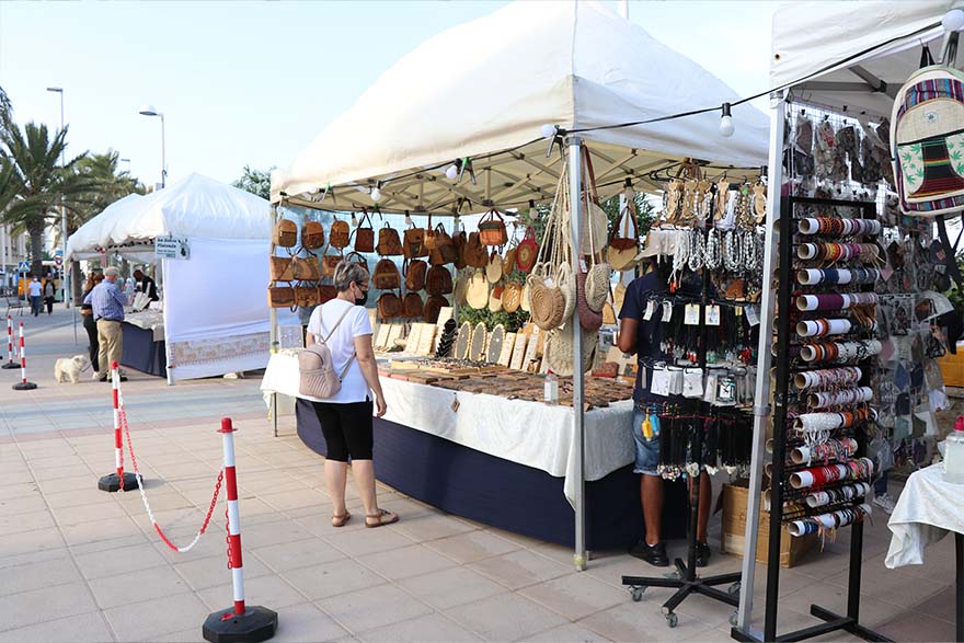 El mercado artesanal de verano comienza el próximo viernes en el paseo marítimo 