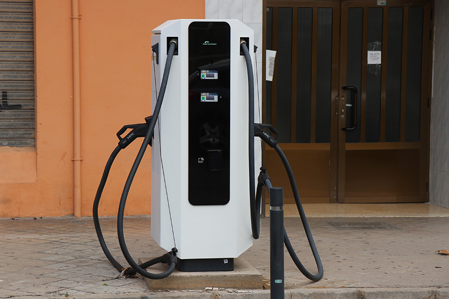 Sagunt avança en la instal·lació de carregadors elèctrics d'ús públic