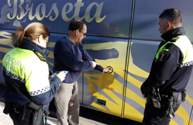 La Policía Local de Sagunto inspecciona los vehículos destinados al transporte escolar del municipio 