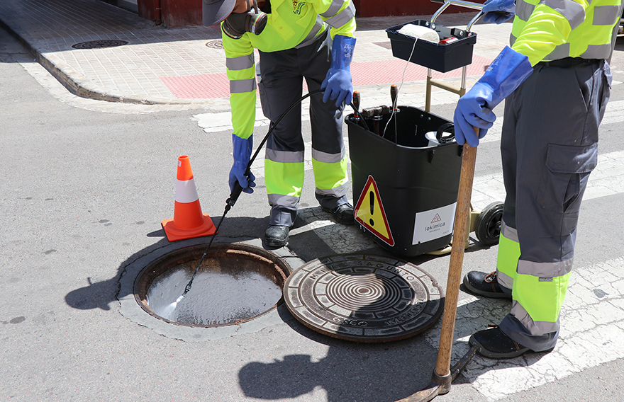 El departamento de Sanidad aplica un nuevo tratamiento insecticida contra plagas en el alcantarillado 