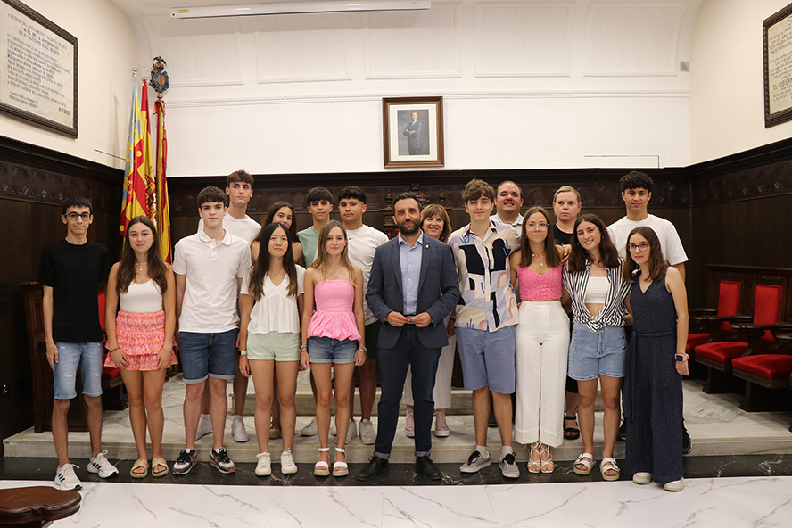 El Ayuntamiento de Sagunto recibe al alumnado con mejores expedientes en las NAU, el conservatorio y en la promoción 2021-2022 de Primaria 