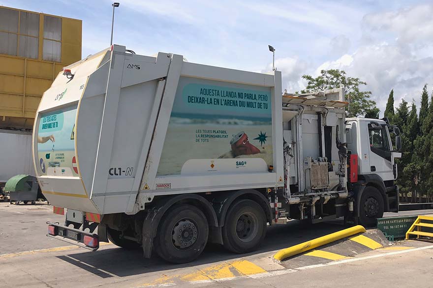 La SAG lleva su campaña de concienciación sobre el respeto a las playas al interior de la localidad