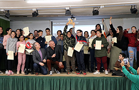 El director de la MICE entrega el premio al alumnado del CEIP Baladre creador del corto ‘Stop Bullying’ 