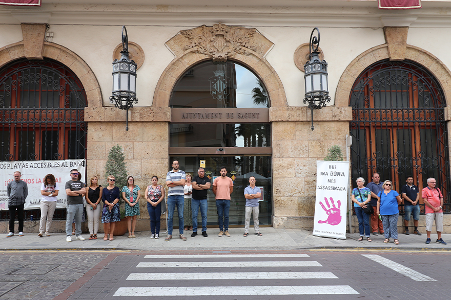 Sagunto guarda un minuto de silencio en señal de condena y repulsa por el presunto asesinato machista perpetrado en Campdevànol (Girona)