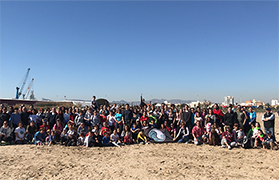 Más de 200 voluntarios limpian la playa de Puerto de Sagunto