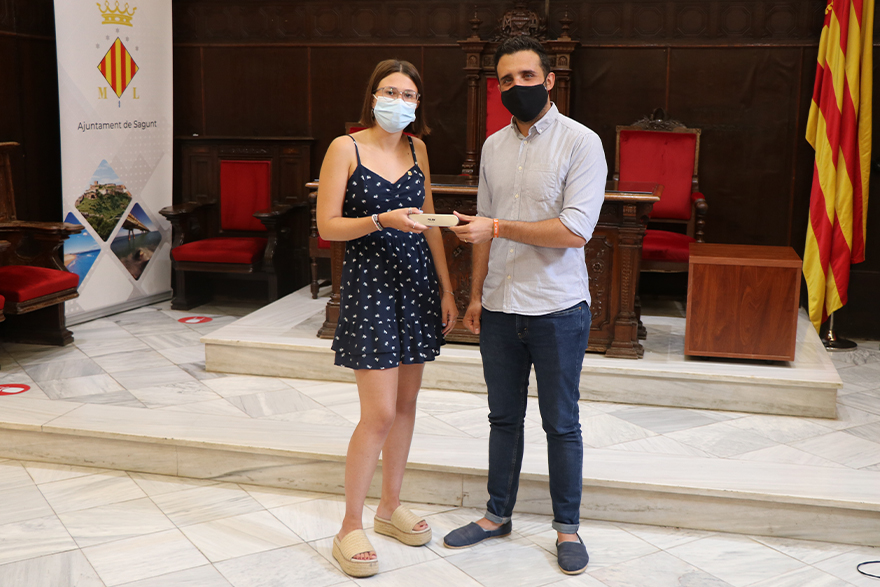 El Ayuntamiento reconoce a una de las alumnas del municipio con mejores notas de acceso a la universidad 