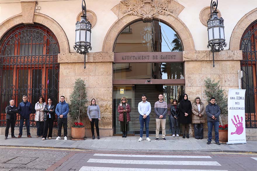 Silencio a las puertas de los edificios municipales por el presunto asesinato machista perpetrado en Las Palmas de Gran Canaria