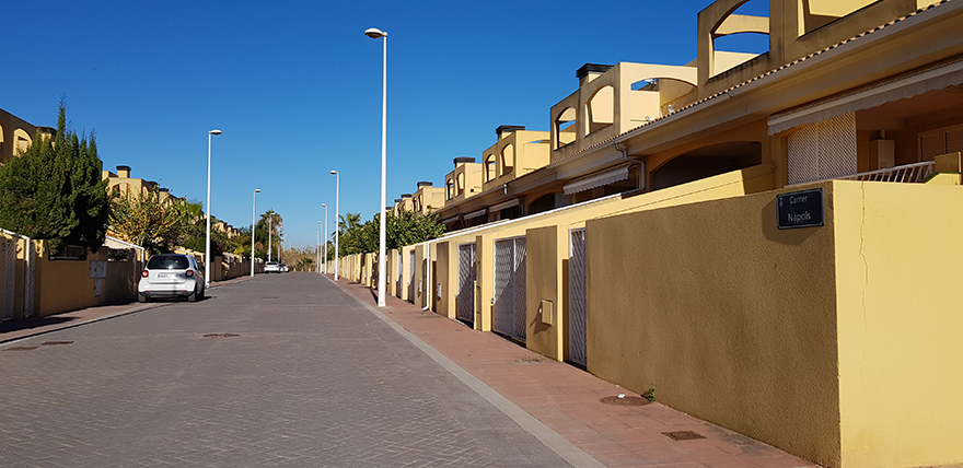 Este martes se inician las obras de impermeabilización y sellado interior de los pozos de registro de la red de saneamiento en las calles Nápoles y la Gola de Almardà