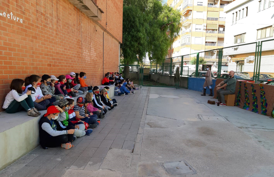 La rondalla de ‘L’Esclafamuntanyes del Garbí’ visita los patios escolares