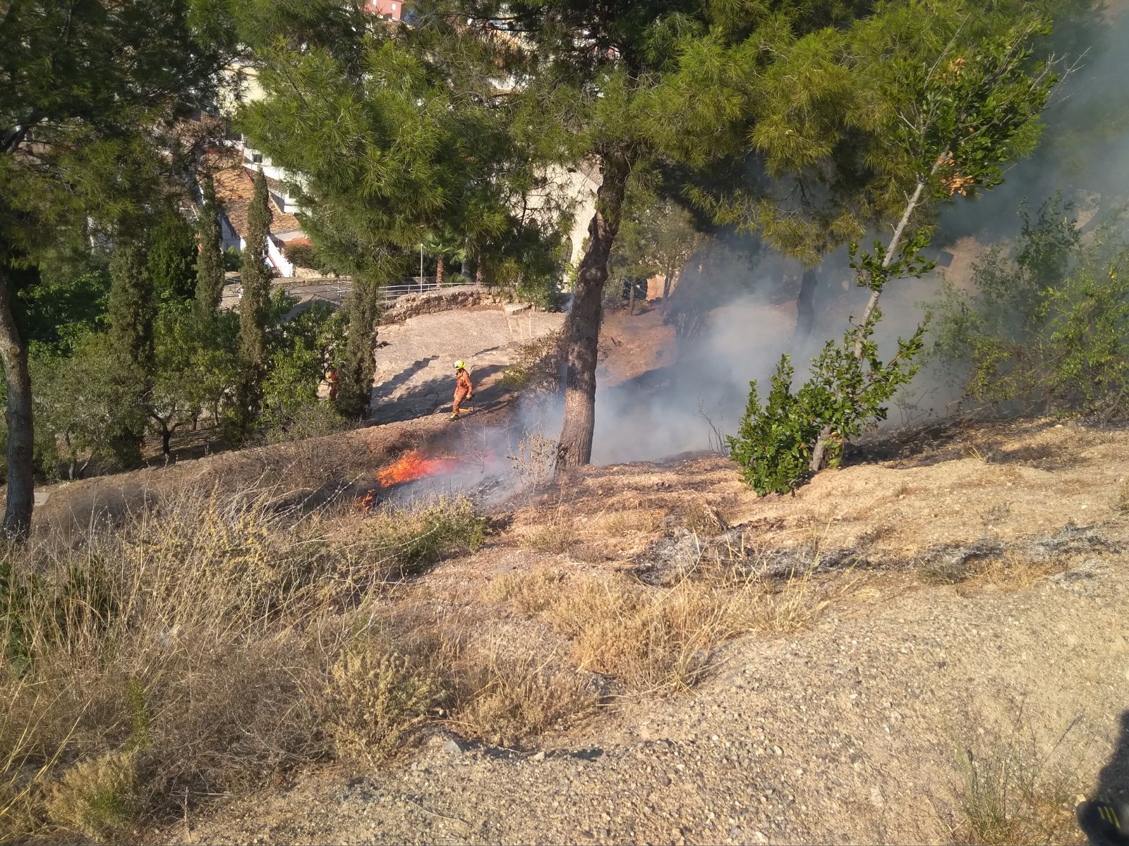 Los bomberos y la Policía Local extinguen un incendio en la parte posterior del Teatro Romano