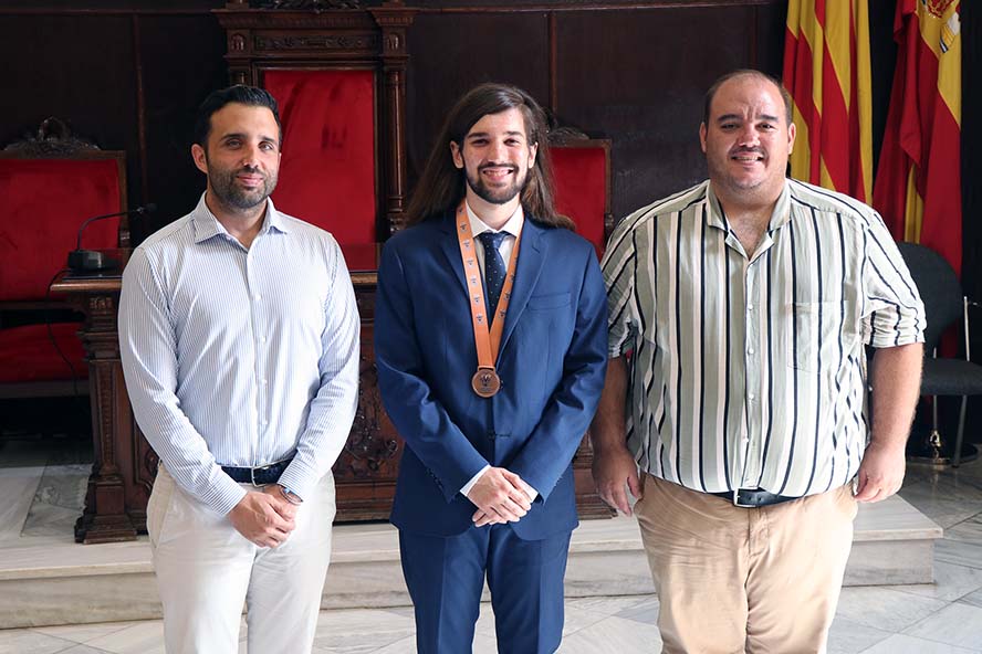 El Ayuntamiento de Sagunto recibe a Carlos Albuixech por su medalla de bronce en la Olimpiada Internacional de Biología