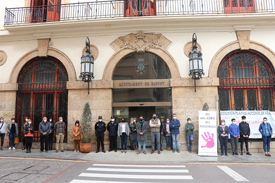 Sagunto guarda un minuto de silencio en señal de condena y repulsa por el presunto asesinato machista ocurrido en La Bisbal del Penedès (Tarragona)