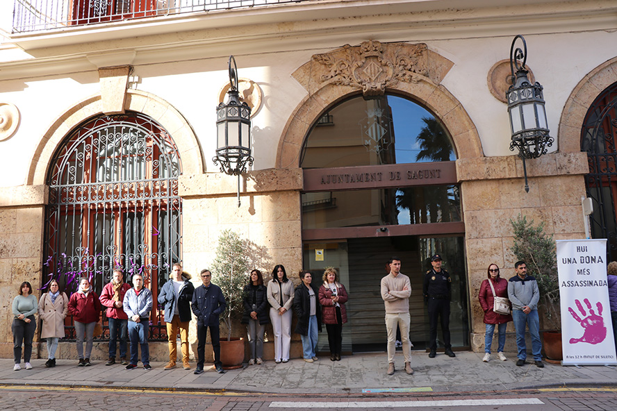 Silencio a las puertas de los edificios municipales por el presunto asesinato machista perpetrado en Guipúzcoa