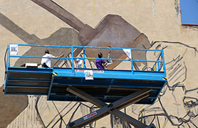 El primer mural del festival #MésQueMurs ya va tomando color