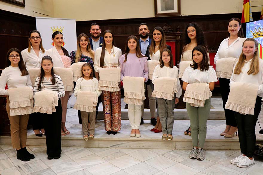 El Ayuntamiento hace entrega de los mantones bordados a las Falleras Mayores de la FJFS 