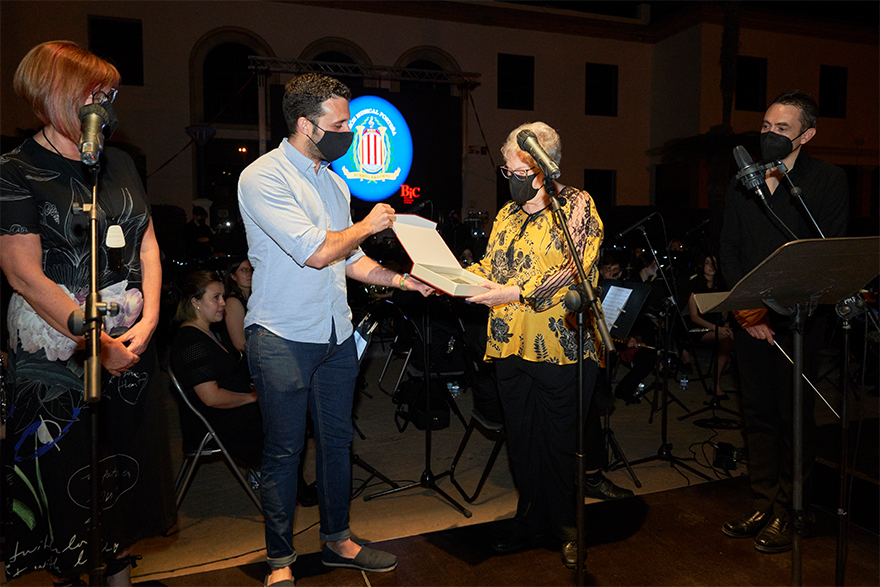 El Ayuntamiento de Sagunto entrega a la Unión Musical Porteña una placa conmemorativa 
