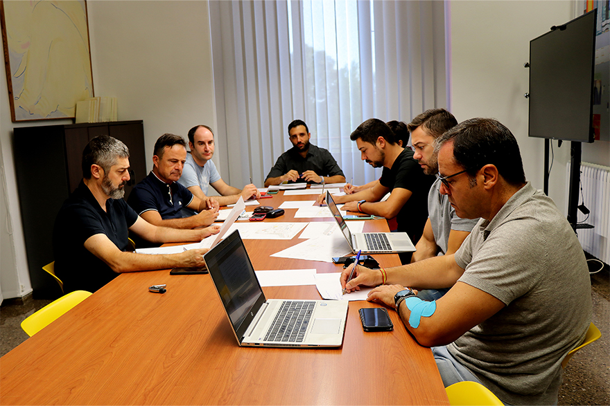 El proyecto para solicitar la concesión a Costas para la remodelación del paseo marítimo se presenta a los grupos políticos para recabar sus aportaciones y sugerencias