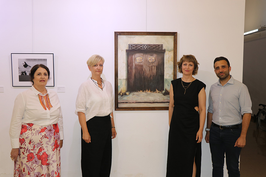 El departamento de Cultura inaugura la exposición 'Instantànies trobades' de las hermanas Karolina y Dagmara Rochowicz 