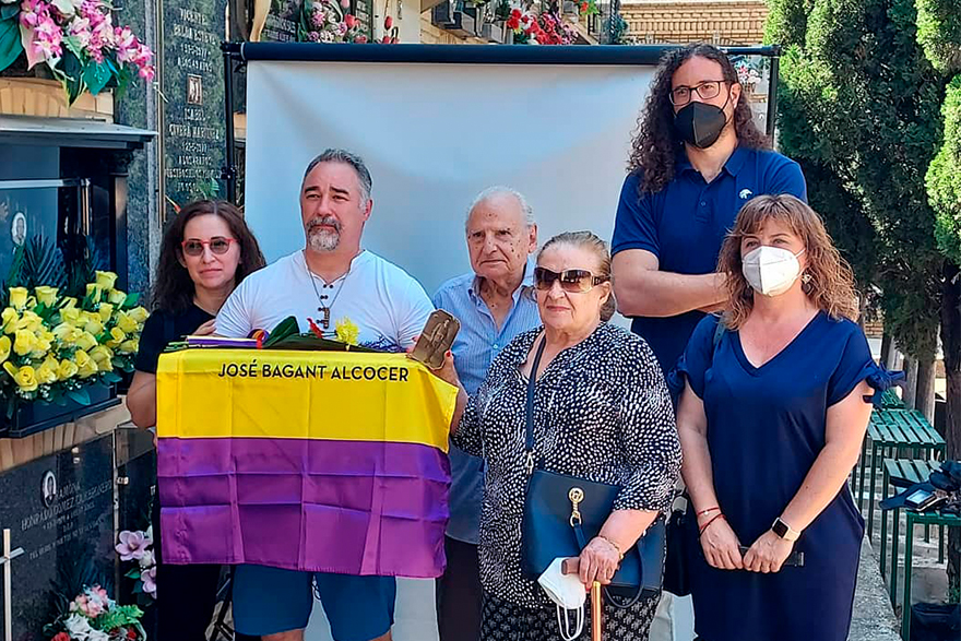 La hija del saguntino José Bagant Alcocer recoge sus restos de la fosa 128 de Paterna