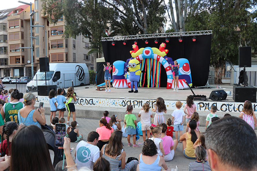 La plaza Cronista Chabret ha acogido hoy el espectáculo ‘Canta y baila’ para los más pequeños