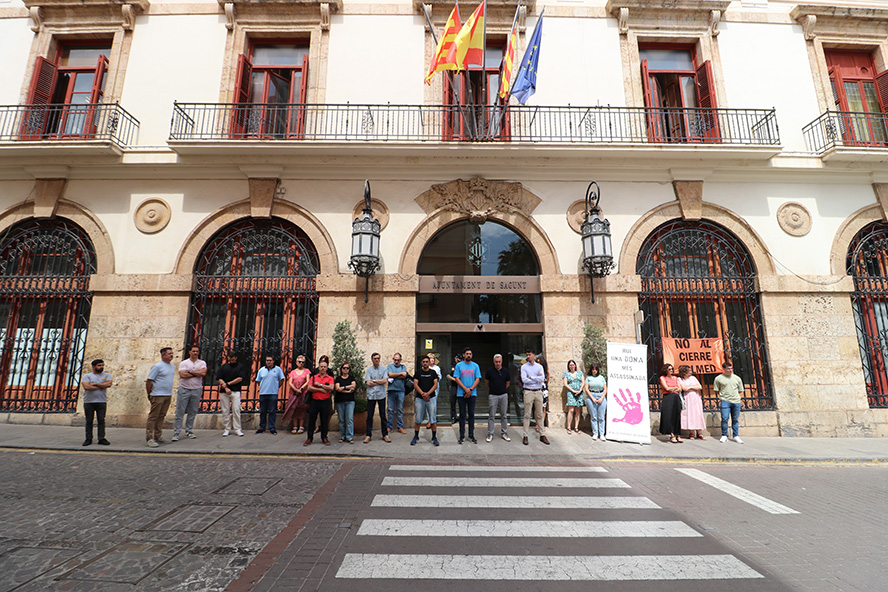 Sagunto guarda un minuto de silencio en señal de condena y repulsa por el presunto asesinato machista de una mujer de 32 años en Barcelona