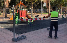 El departamento de Mantenimiento comienza la remodelación de la zona de juegos de la plaza Reina Fabiola 