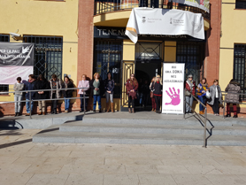 Sagunto guarda un minuto de silencio por el presunto asesinato machista ocurrido en Fuengirola