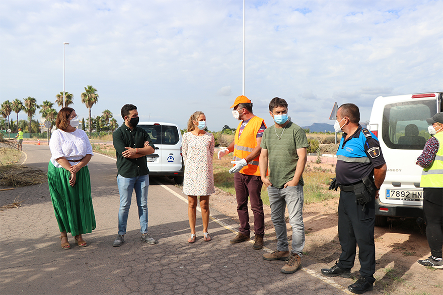 El personal del programa especial de empleo para el verano del Consell Agrari ya trabaja en las tareas de mejora de los caminos agrícolas del municipio