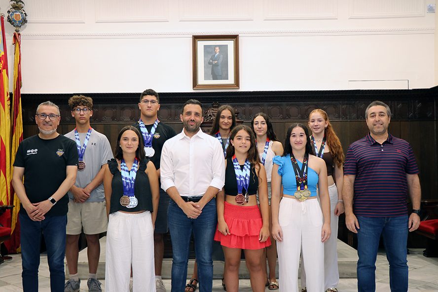 El Club de Lluita Camp de Morvedre recibe un homenaje por las 25 medallas obtenidas este año en varias competiciones